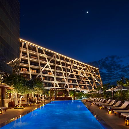 The Abu Dhabi Edition Exteriör bild The hotel's pool