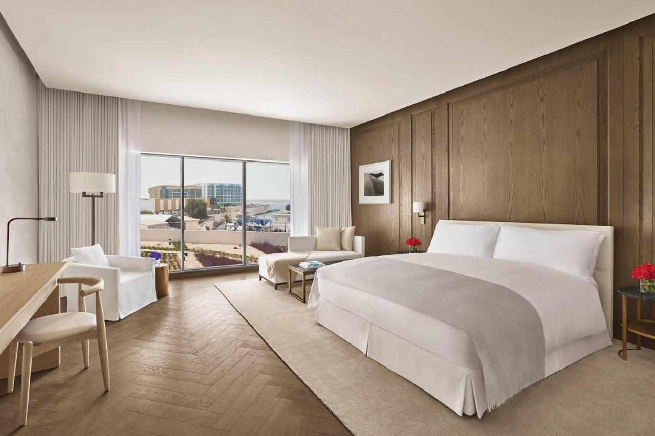 The Abu Dhabi Edition Exteriör bild A guest room at The Edition