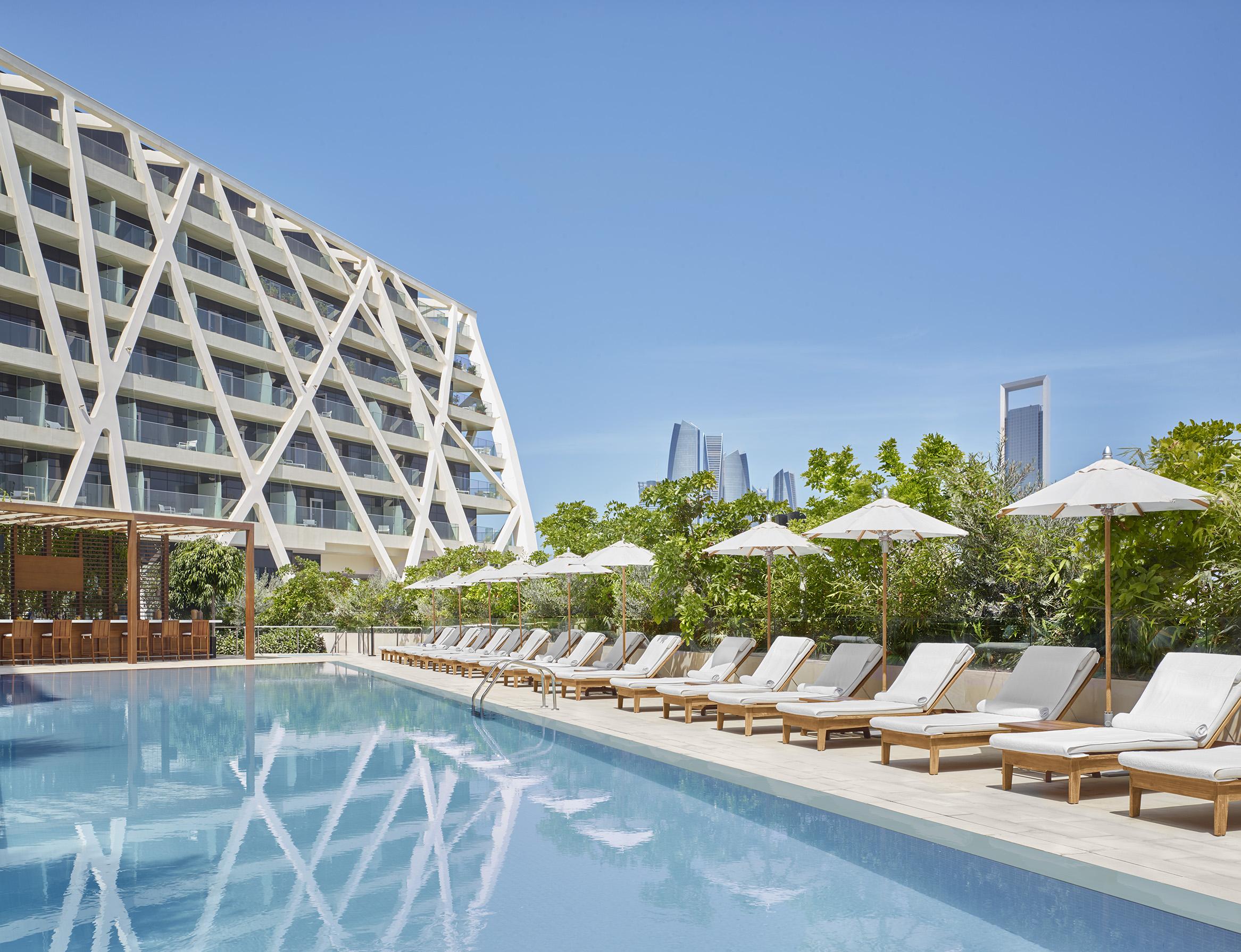 The Abu Dhabi Edition Exteriör bild The hotel's pool