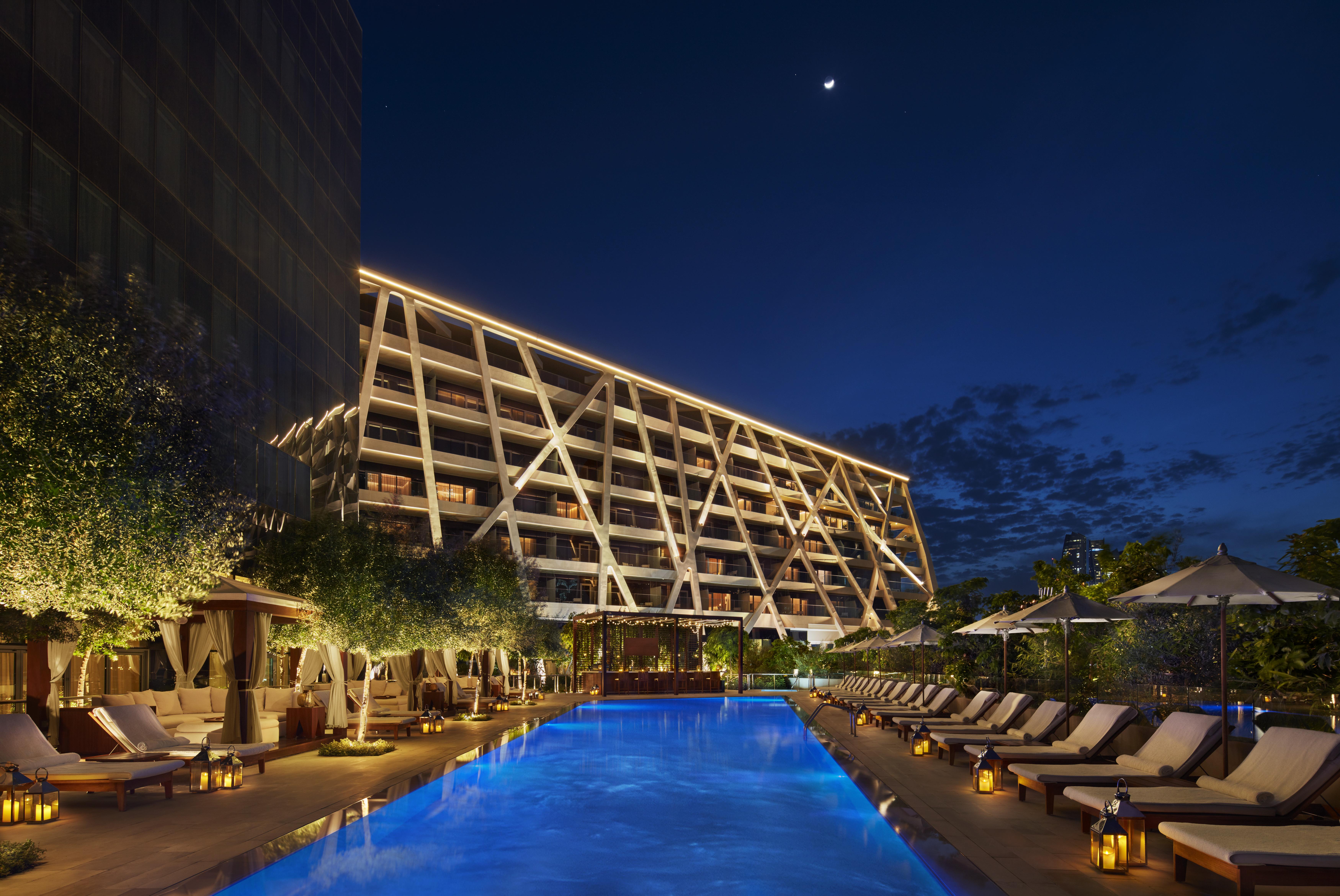The Abu Dhabi Edition Exteriör bild The hotel's pool