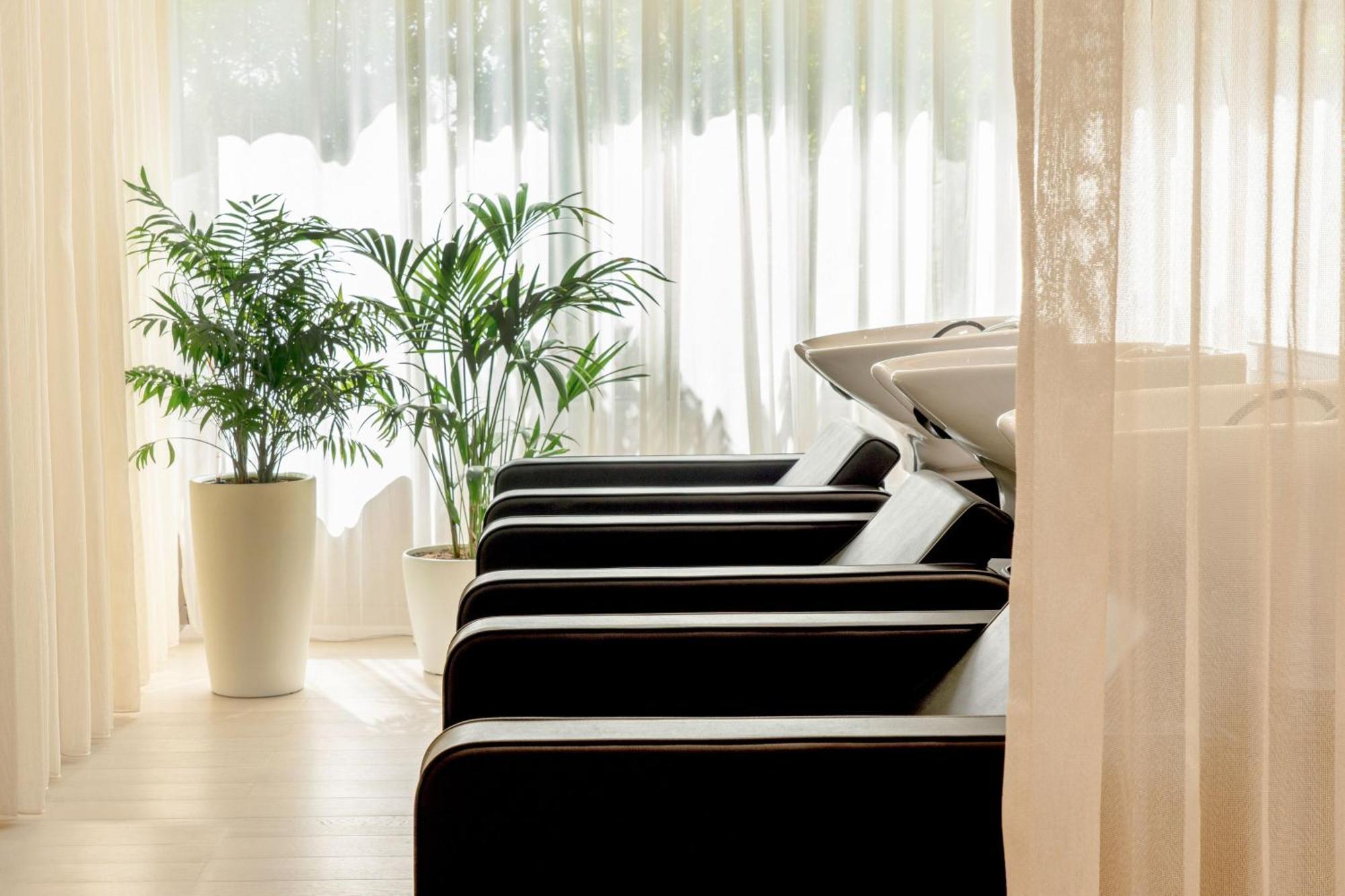 The Abu Dhabi Edition Exteriör bild A hair salon