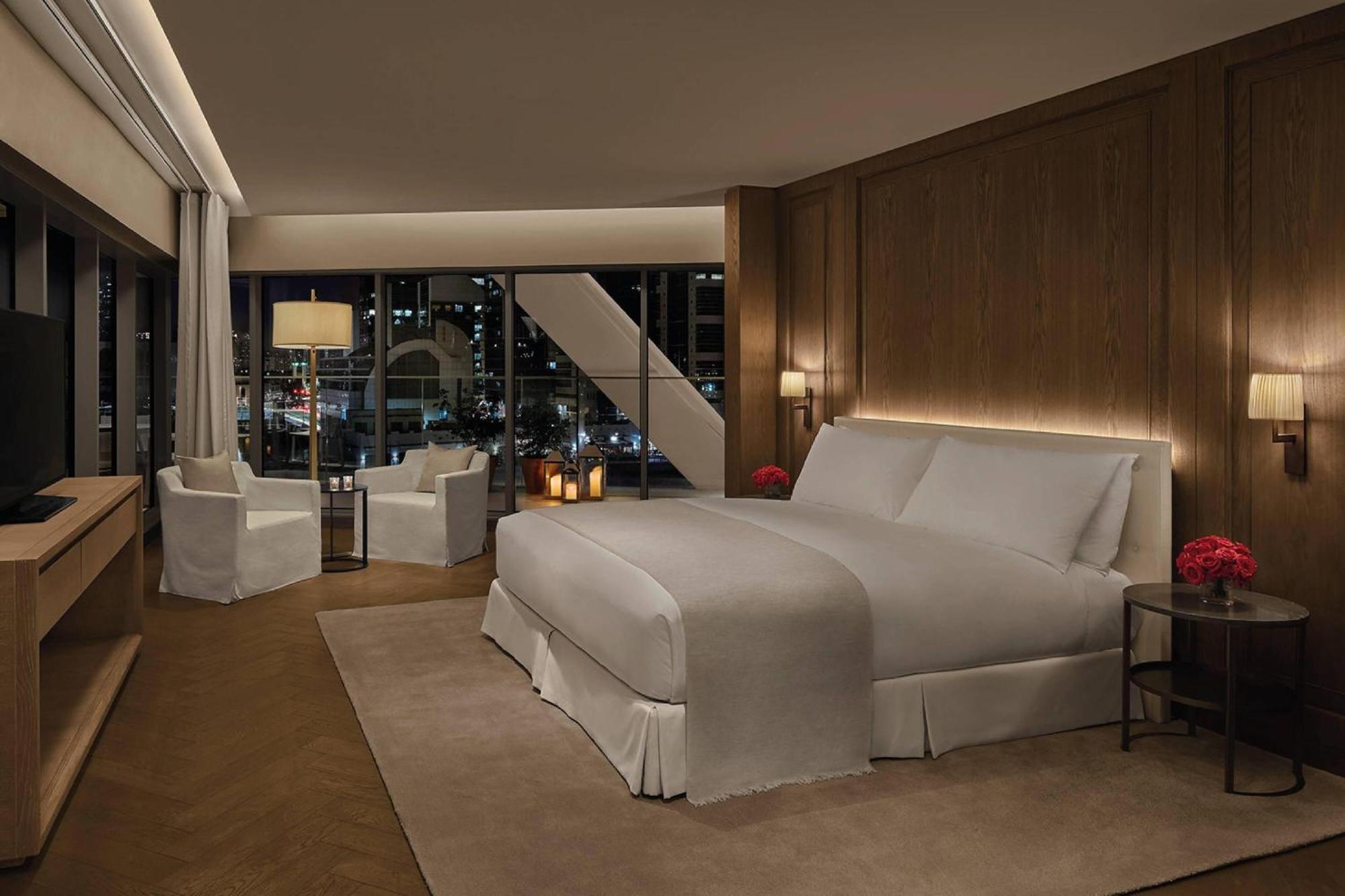 The Abu Dhabi Edition Exteriör bild A bedroom at the Mandarin Oriental, Hong Kong
