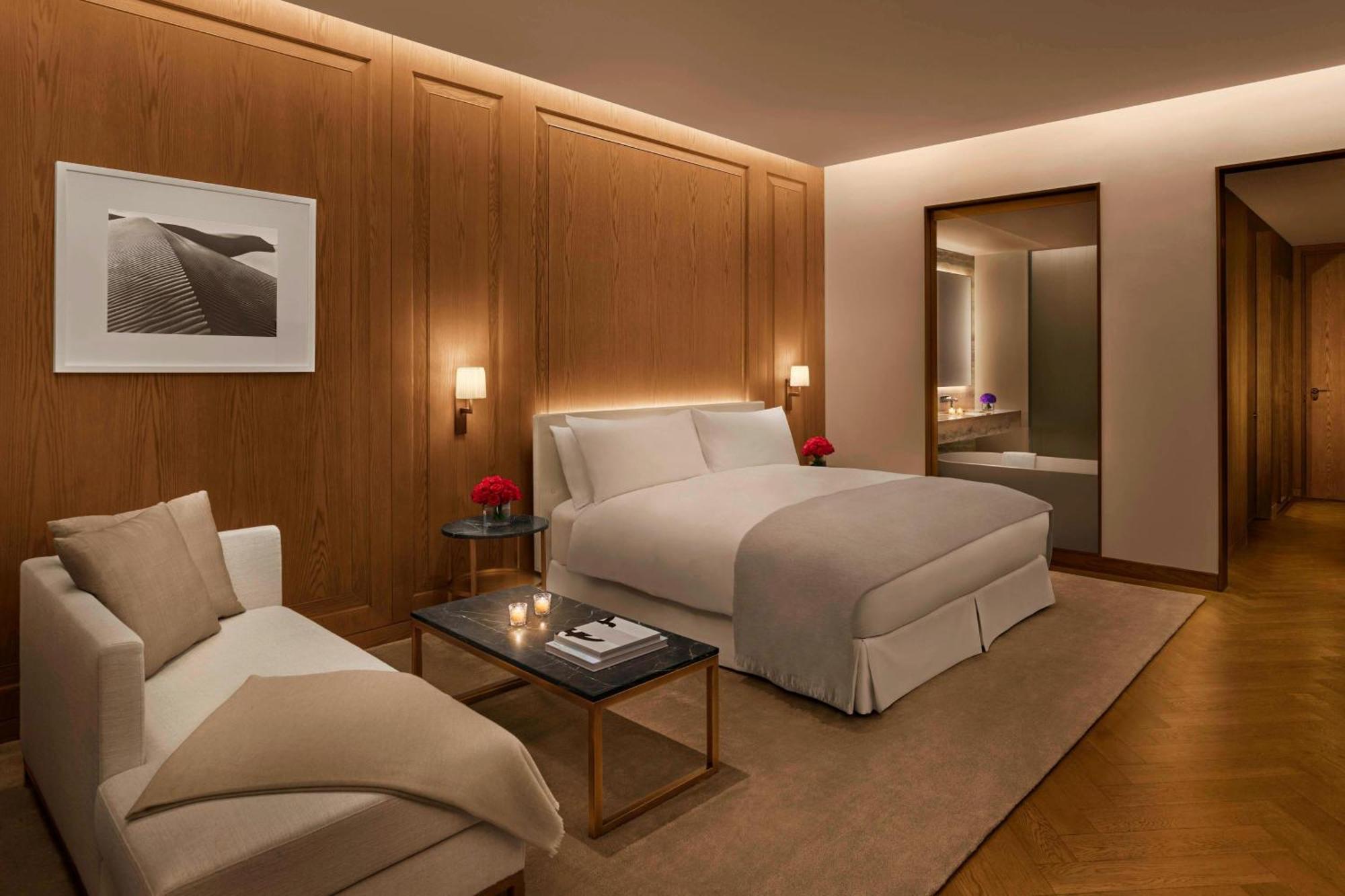 The Abu Dhabi Edition Exteriör bild A bedroom at The London Edition