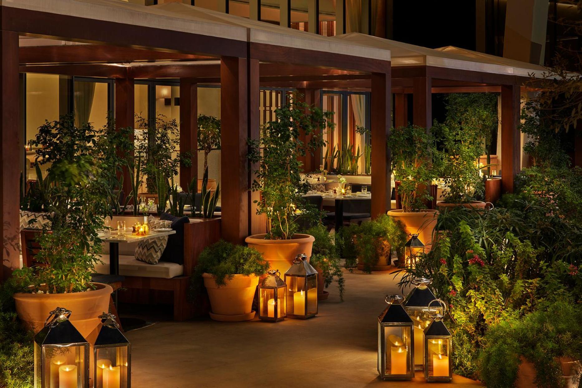 The Abu Dhabi Edition Exteriör bild The patio at the Mirage