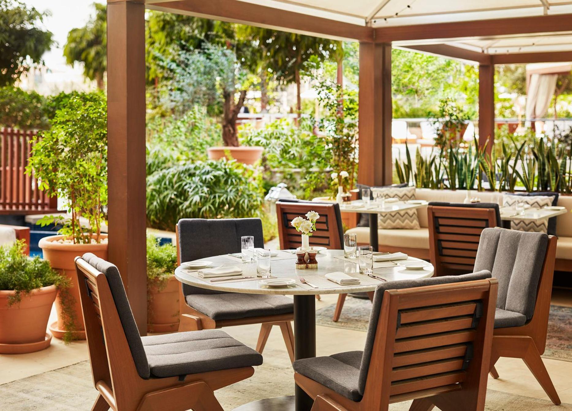 The Abu Dhabi Edition Exteriör bild The Terrace at the Four Seasons Hotel