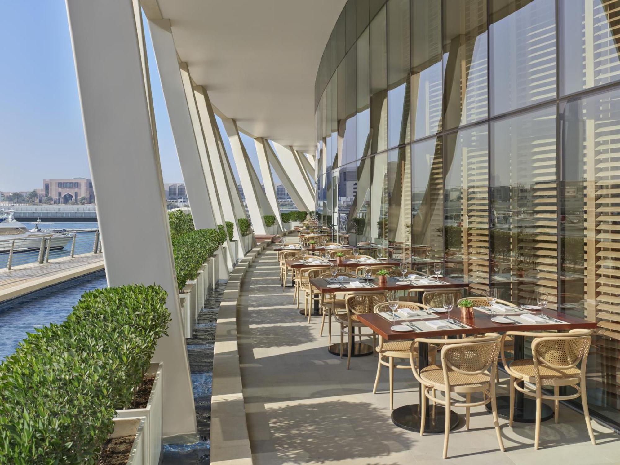 The Abu Dhabi Edition Exteriör bild The Terrace