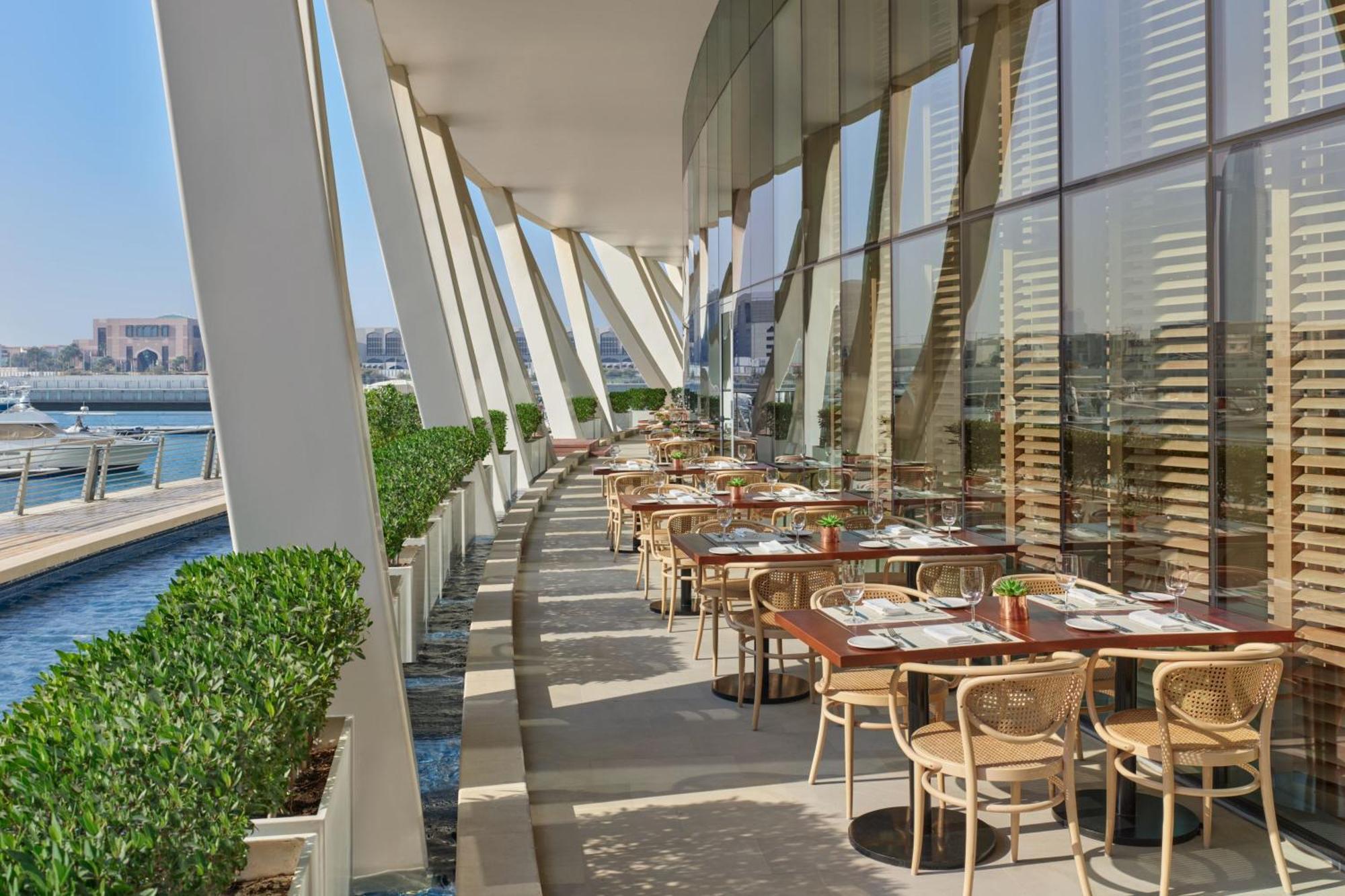 The Abu Dhabi Edition Exteriör bild The Terrace