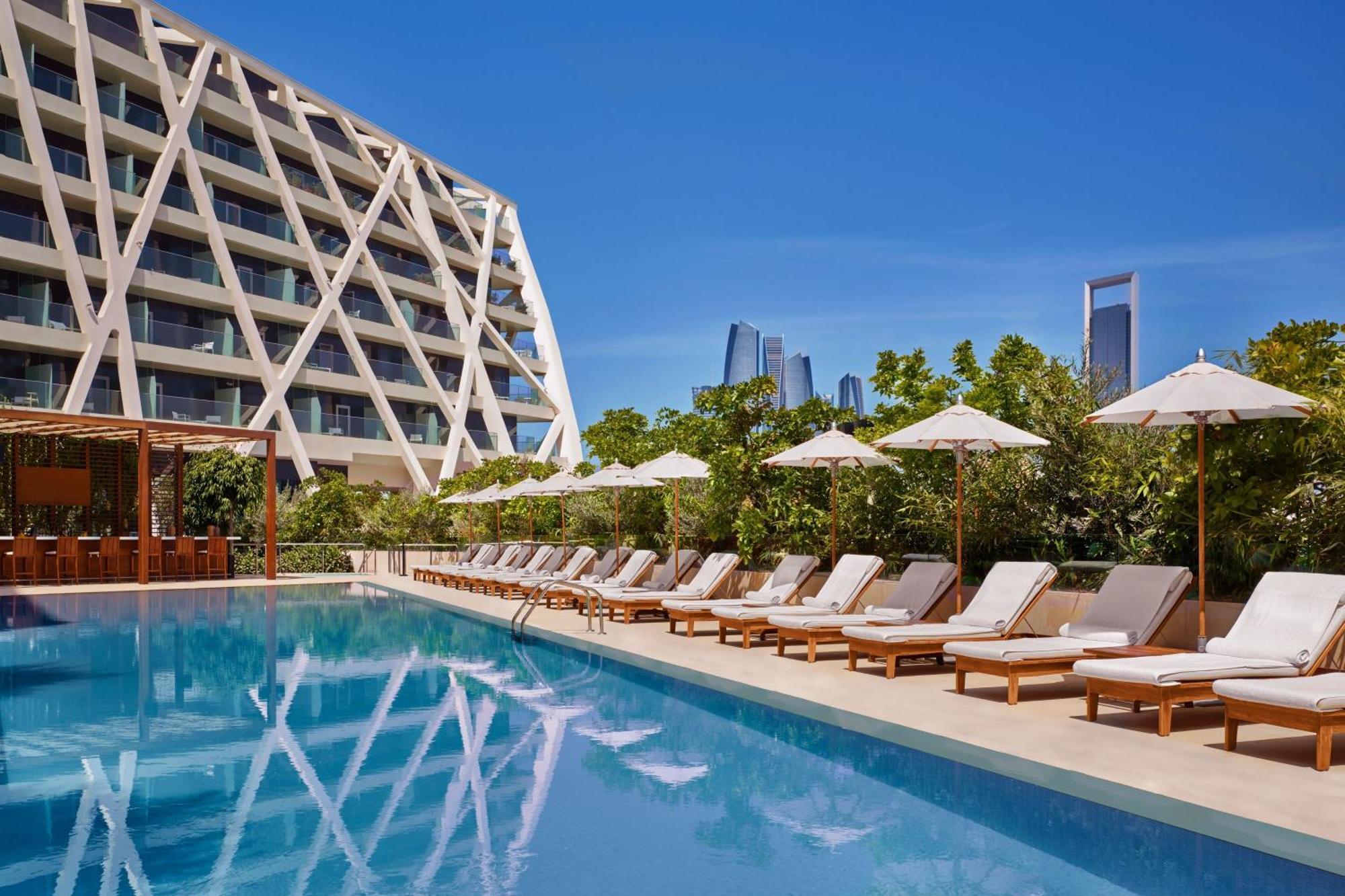 The Abu Dhabi Edition Exteriör bild The hotel's pool